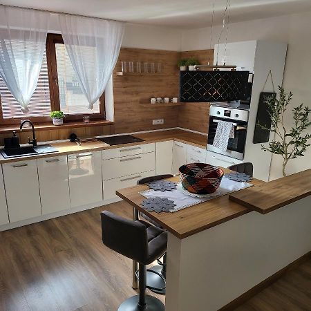 Oli Apartments Сенец Екстериор снимка