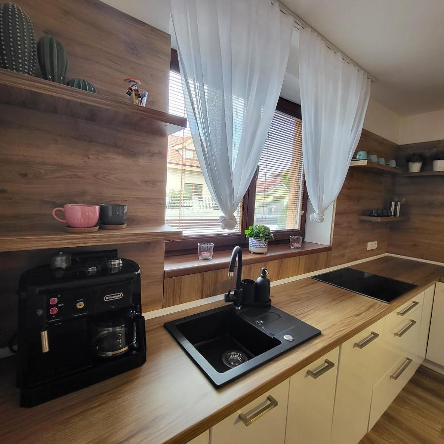 Oli Apartments Сенец Екстериор снимка